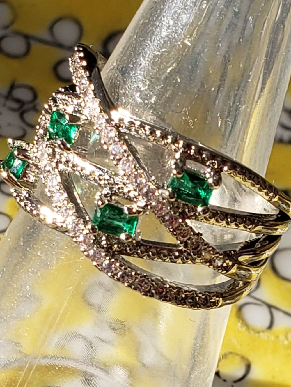 NWOT, Emerald Fashion Ring, Sz 6 Stamped 925, Delicate Gems Surround, gorgeous!